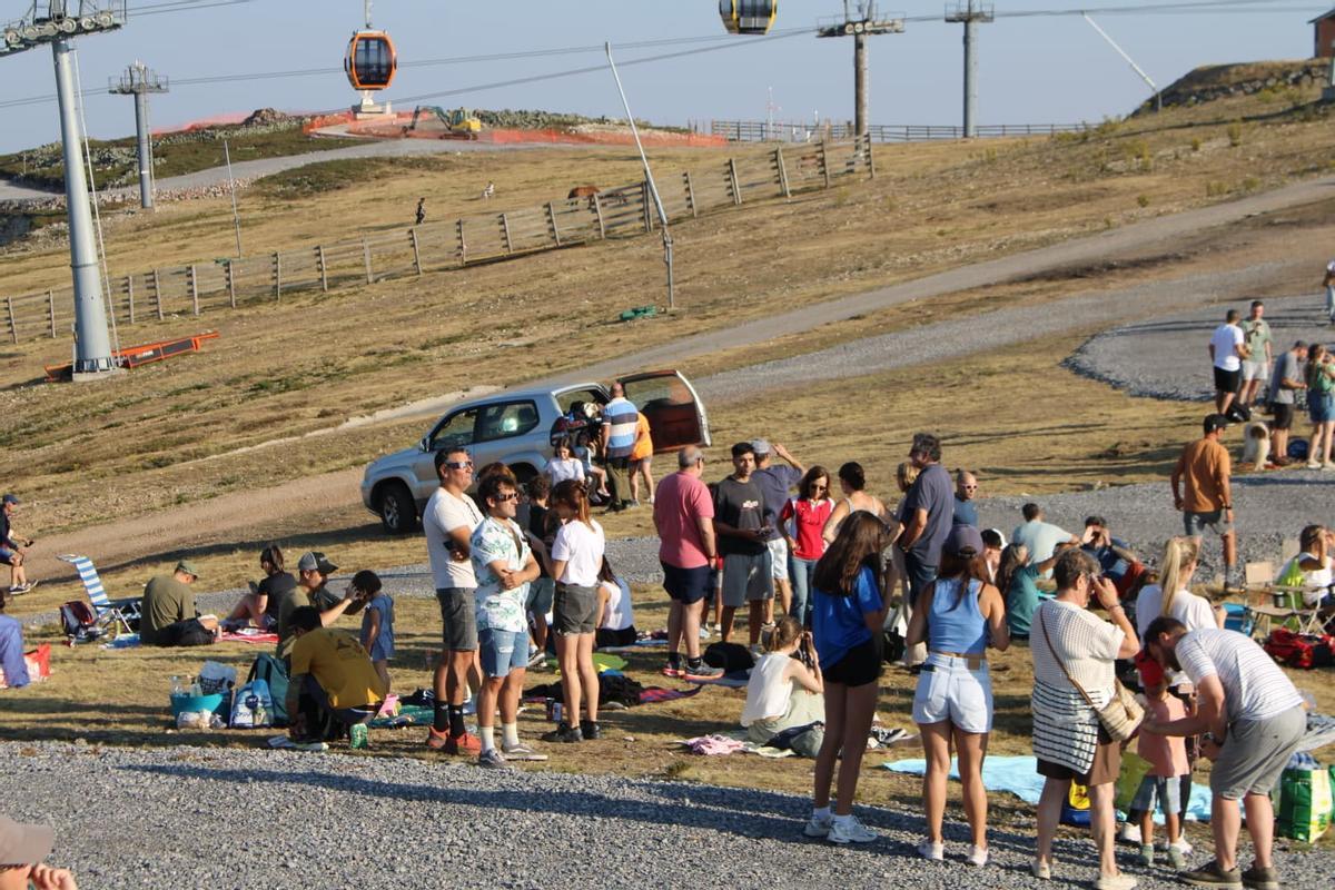 Así se vive el eclipse desde la estación de Pajares: cientos de personas ven sin problemas el esperado evento astronómico, "es increíble"