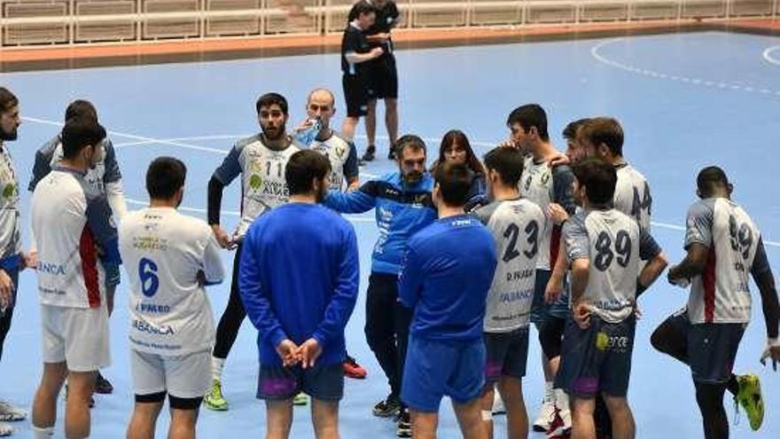 Montes con el equipo durante un partido. // Gustavo Santos