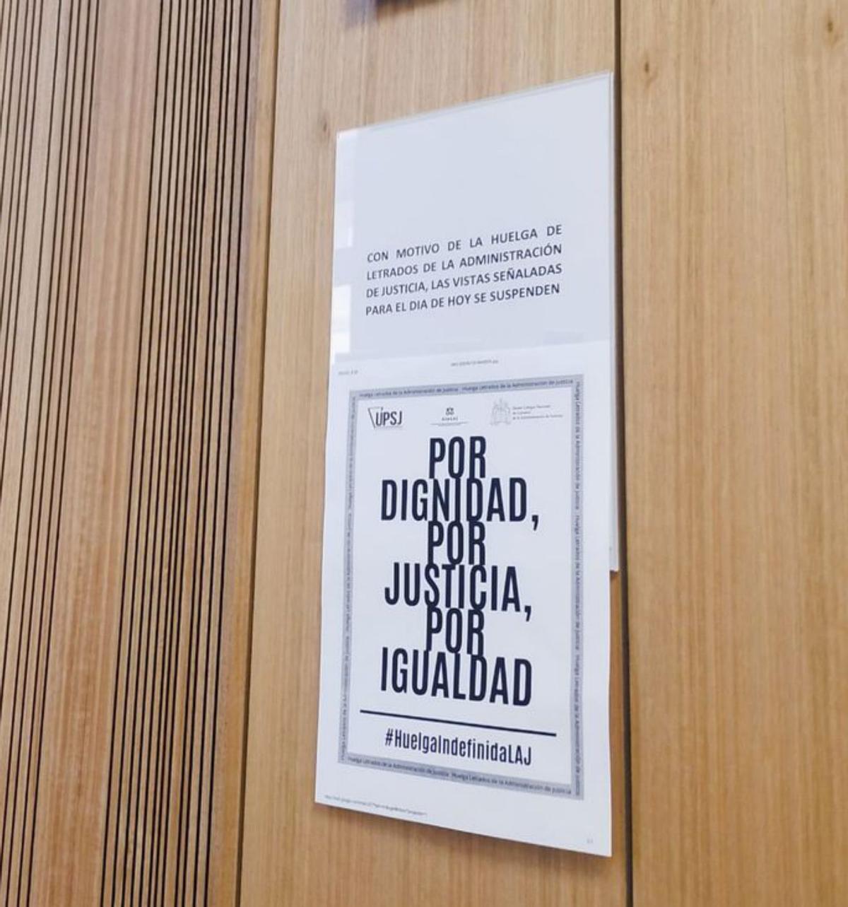 Cartel en la Ciudad de la Justicia anunciando la huelga de los letrados de la Administración de Justicia.