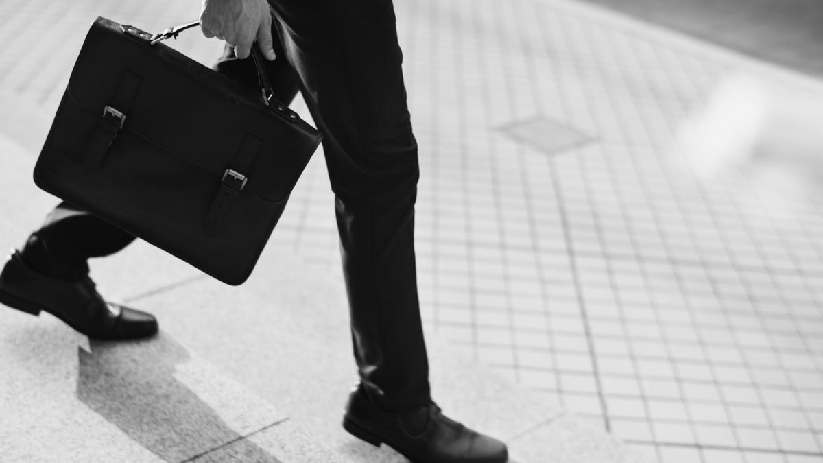 Un viajante gana más de 144.000 euros por su despido, pero se queda sin una parte: un detective privado no fue suficiente ante el juez para cobrar la deuda tras liquidarse la empresa