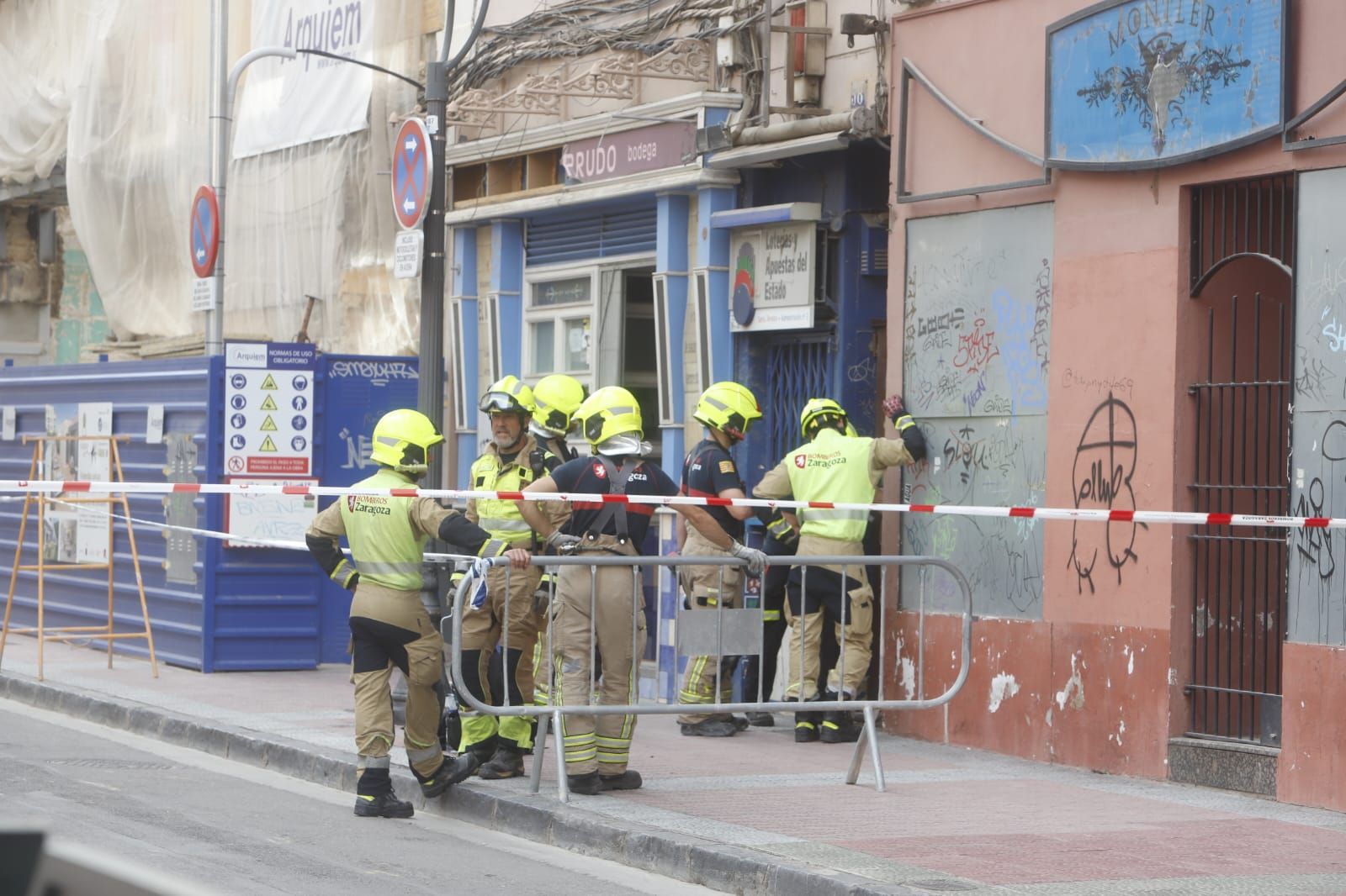 EN IMÁGENES | Desalojo de un edificio de la calle Azoque por riesgo de derrumbe