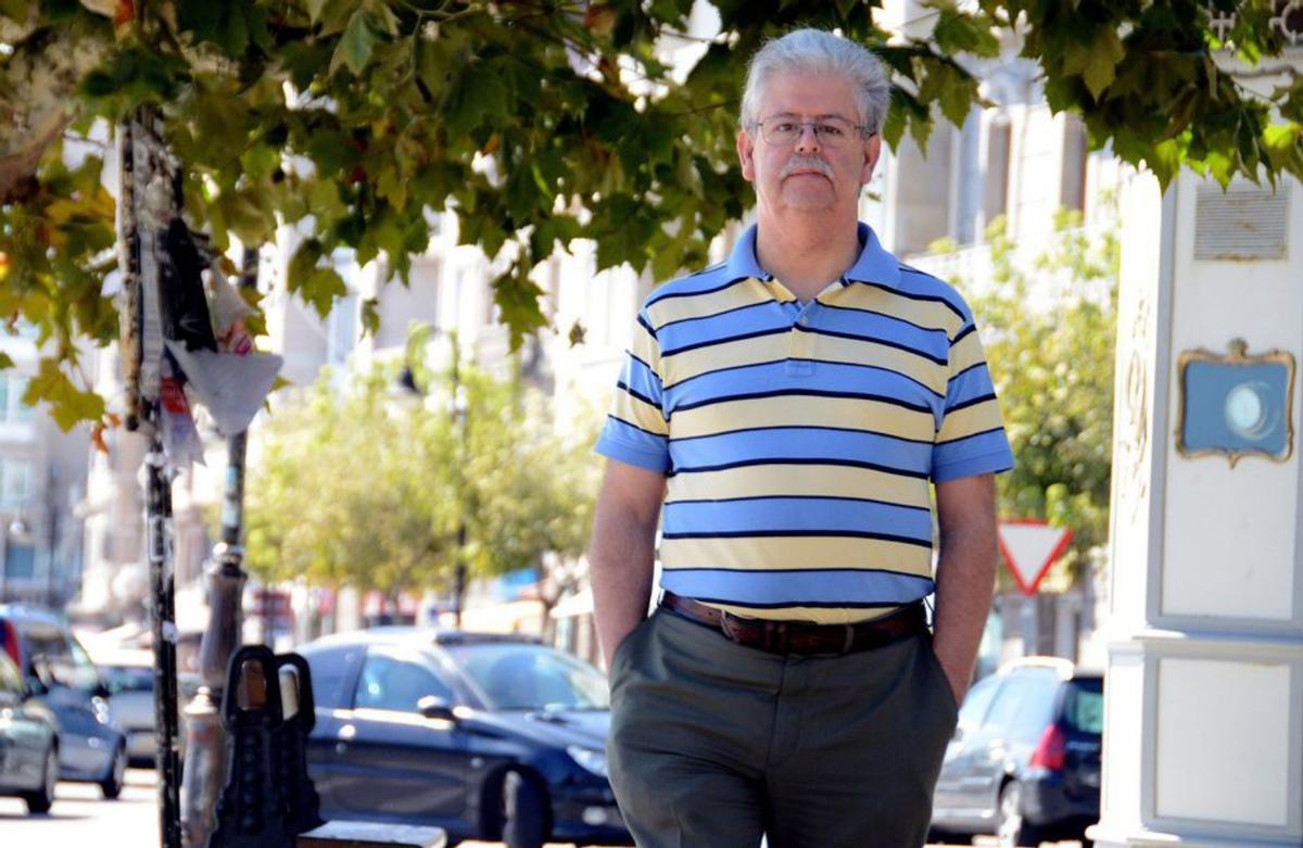 Harguindey, na súa biblioteca coa partitura da composición «A lúa de Cangas». |  Carmen Giménez