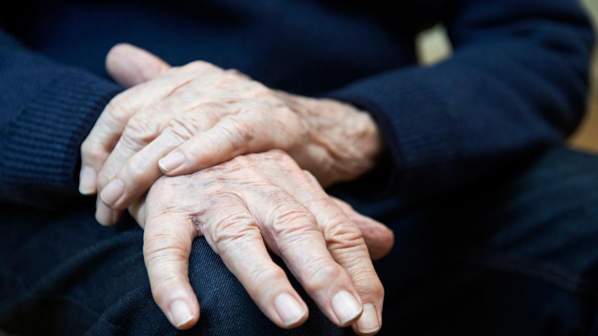 Las manos de un hombre que sufre Parkinson