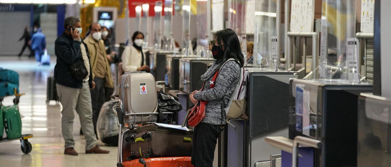 Viajeros en el aeropuerto de Barajas.