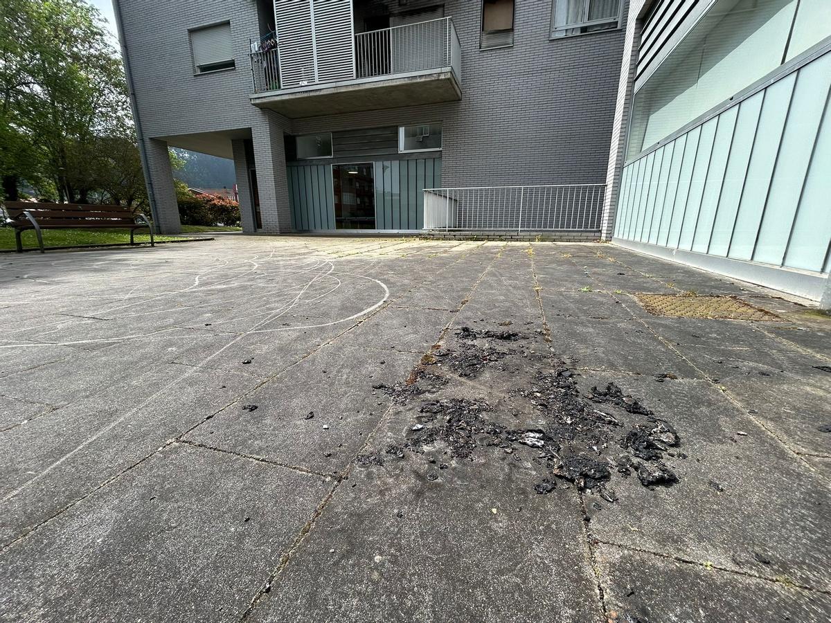 Restos de una hoguera que se habría realizado en la parte trasera de las viviendas de El Agüil.