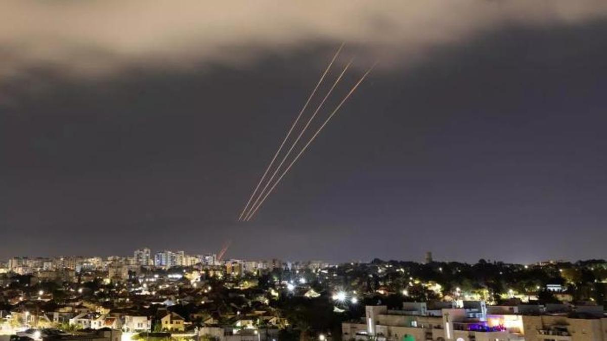 Un sistema antimíssils operant després que l'Iran llancés drons i míssils cap a Israel, vist des de la ciutat israeliana d'Ashkelon