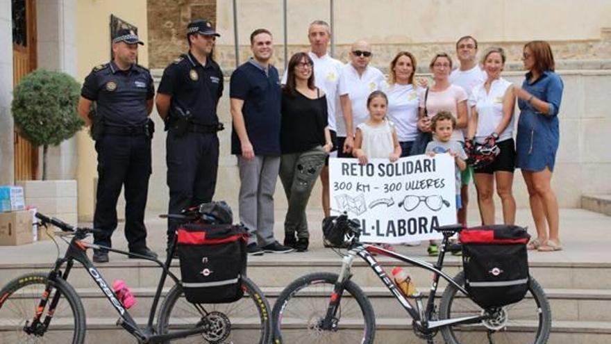 Los promotores del reto, junto al alcalde de Albaida y diversos colaboradores, tras parar en este municipio.