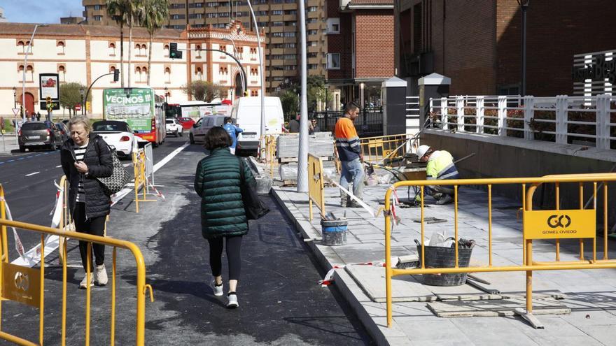 El último tramo de la avenida Pablo lglesias, junto a la plaza de toros, ayer, con el asfaltado de la calzada ya realizado y con operarios ultimando remates en la acera.