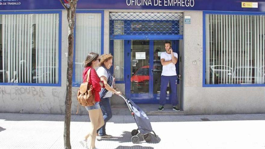 Oficina de empleo de la calle Eduardo Pondal, en Pontevedra. // Santos Álvarez
