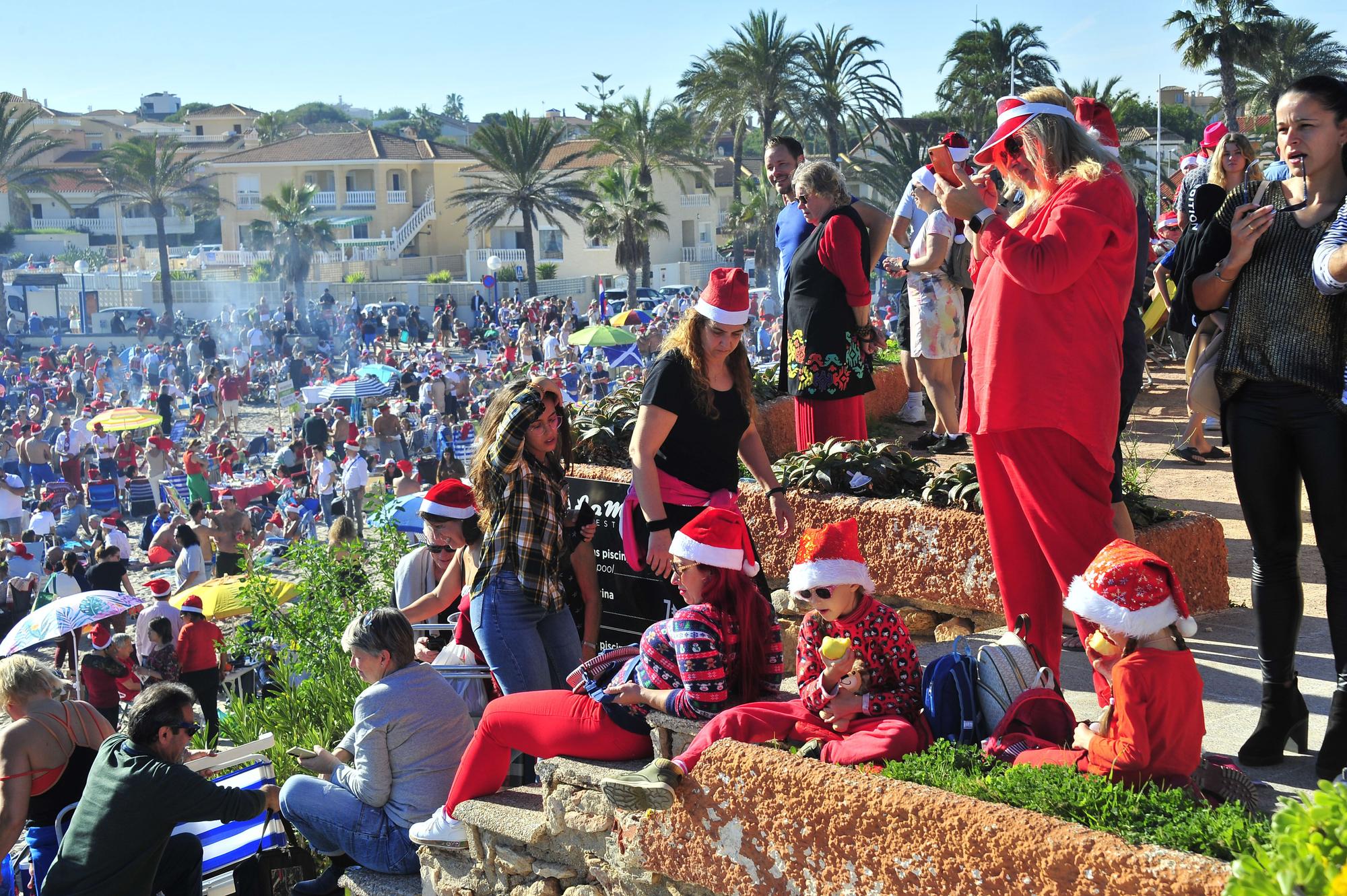 La Zenia ,Orihuela Costa, Los residentes europeos celebran la Navidad con un chapuzón y barbacoas