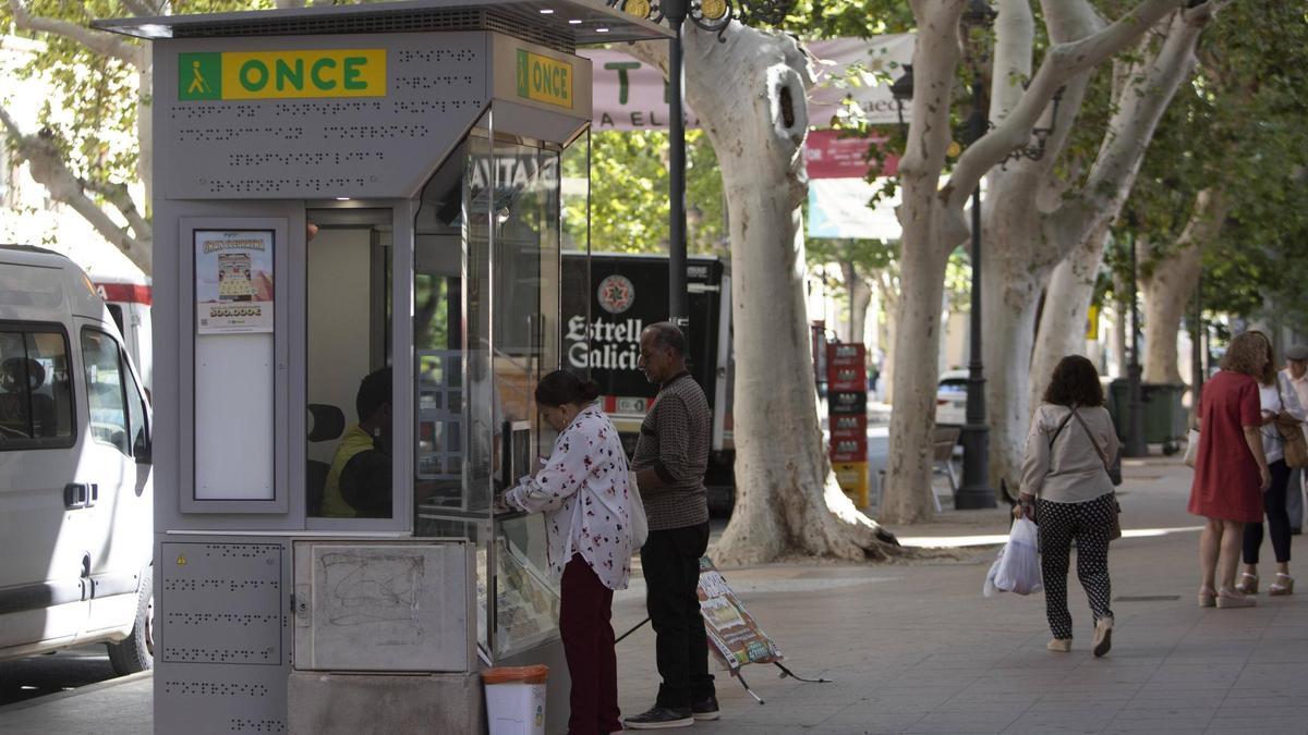Dos clientes compran un boleto en un puesto de la ONCE de Xàtiva, en una imagen de archivo.