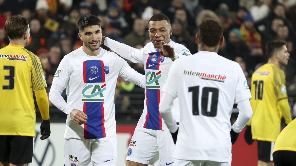 Carlos Soler celebra su gol junto a Mbappé en la goleada del PSG