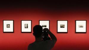 Un cámara toma imágenes de las obras que conforman una gran retrospectiva del fotógrafo estadounidense Minor White, figura clave en la fotografia norteamericana del siglo XX, en una exposición presentada este martes en el centro Kbr de la Fundación Mapfre Barcelona. 