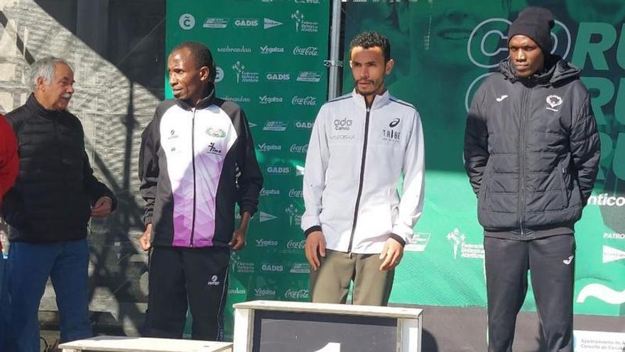 Hicham Sigueni, en el centro, como ganador de la media de La Coruña.