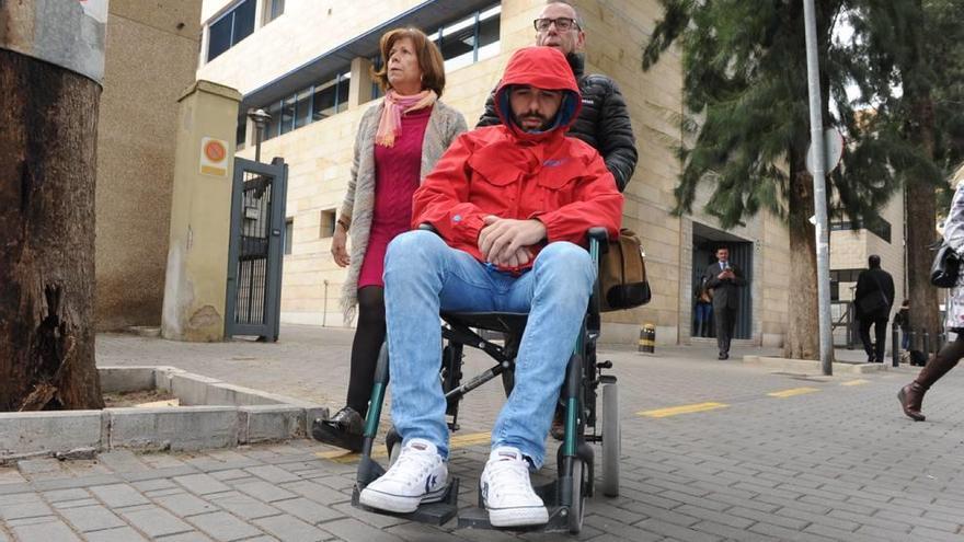 Andrés Martínez, en silla de ruedas, a su salida ayer del Instituto de Medicina Legal.