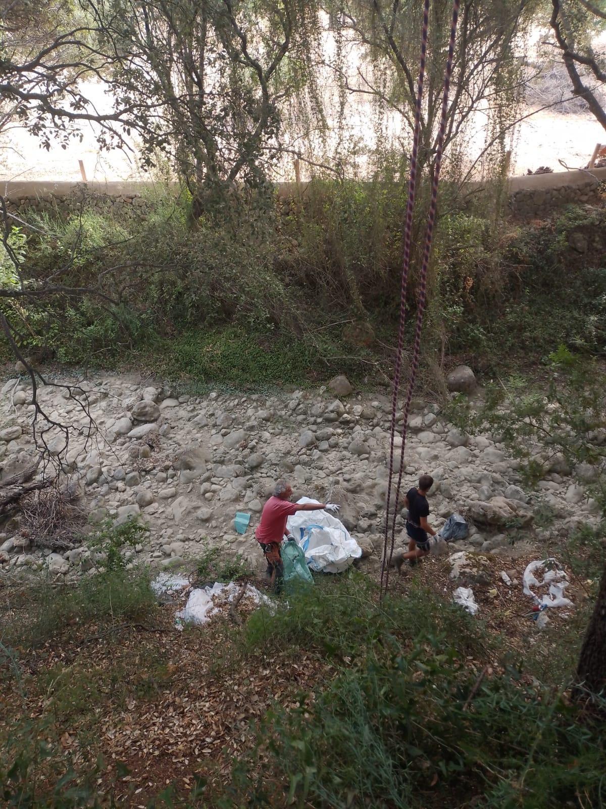 Las imágenes de la jornada de limpieza en el torrente de Almadrà