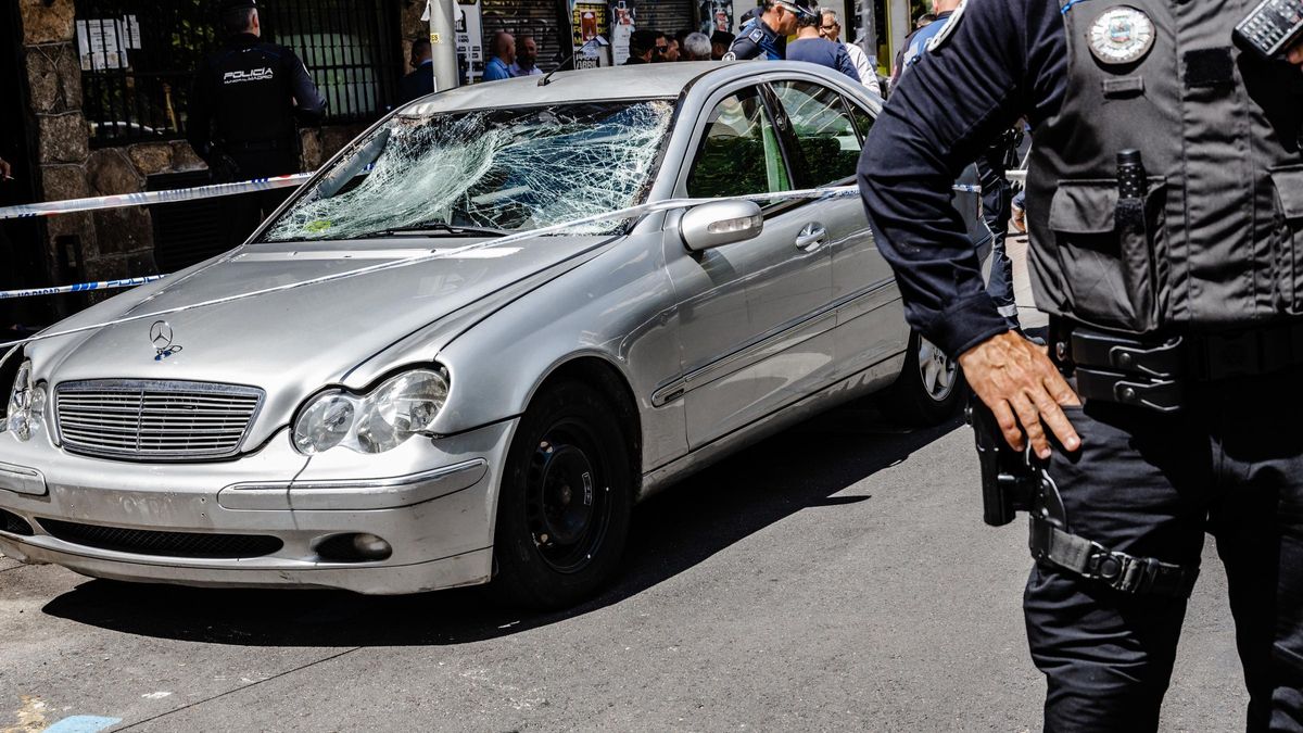 Archivo - Agentes de la policía nacional recogen pruebas del atropello en el Paseo de Extremadura, a 27 de abril de 2023, en Madrid, (España).