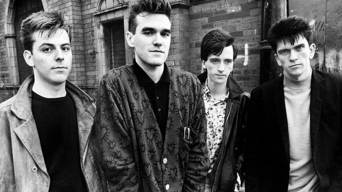 Los Smith en la puerta de Salford Lads Club.