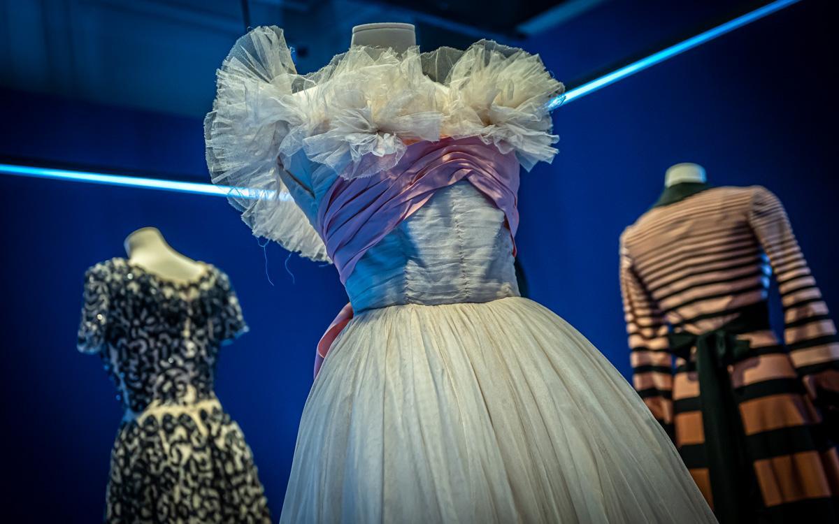 Una muestra recoge 180 años de la moda de Santa Eulalia en el Palau Robert