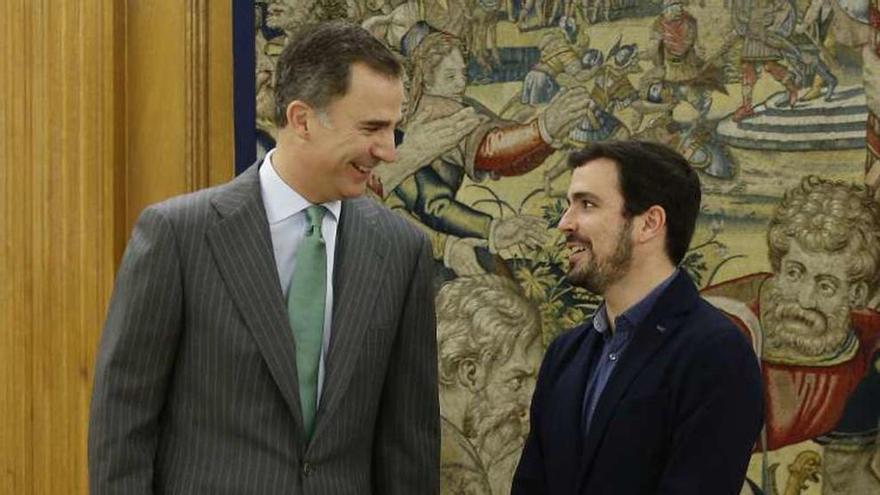 Garzón mediará por un Gobierno de izquierdas  |  Alberto Garzón, diputado de IU.Unidad POpular, a quien recibió ayer el Rey (en la foto) se mostró dispuesto a mediar entre Pedro Sánchez e Pablo Iglesias para facilitar un acuerdo que &quot;evite el drama de que vuelva a gobernar la derecha&quot;.