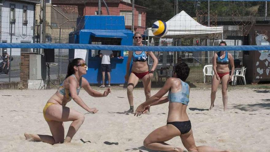 Uno de los partidos matinales del cuadro femenino de competición, ayer en Oira. // B. Lorenzo