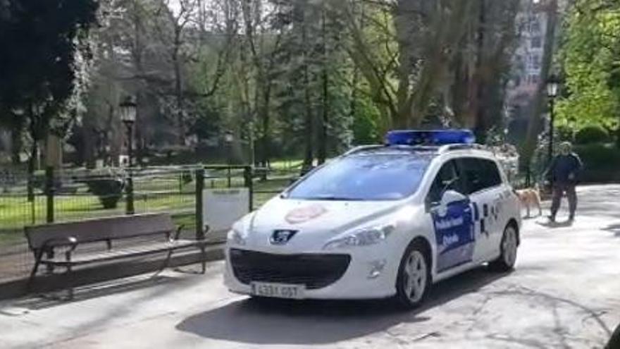 Una patrulla de la Policía Local, esta mañana, en el Campo San Francisco