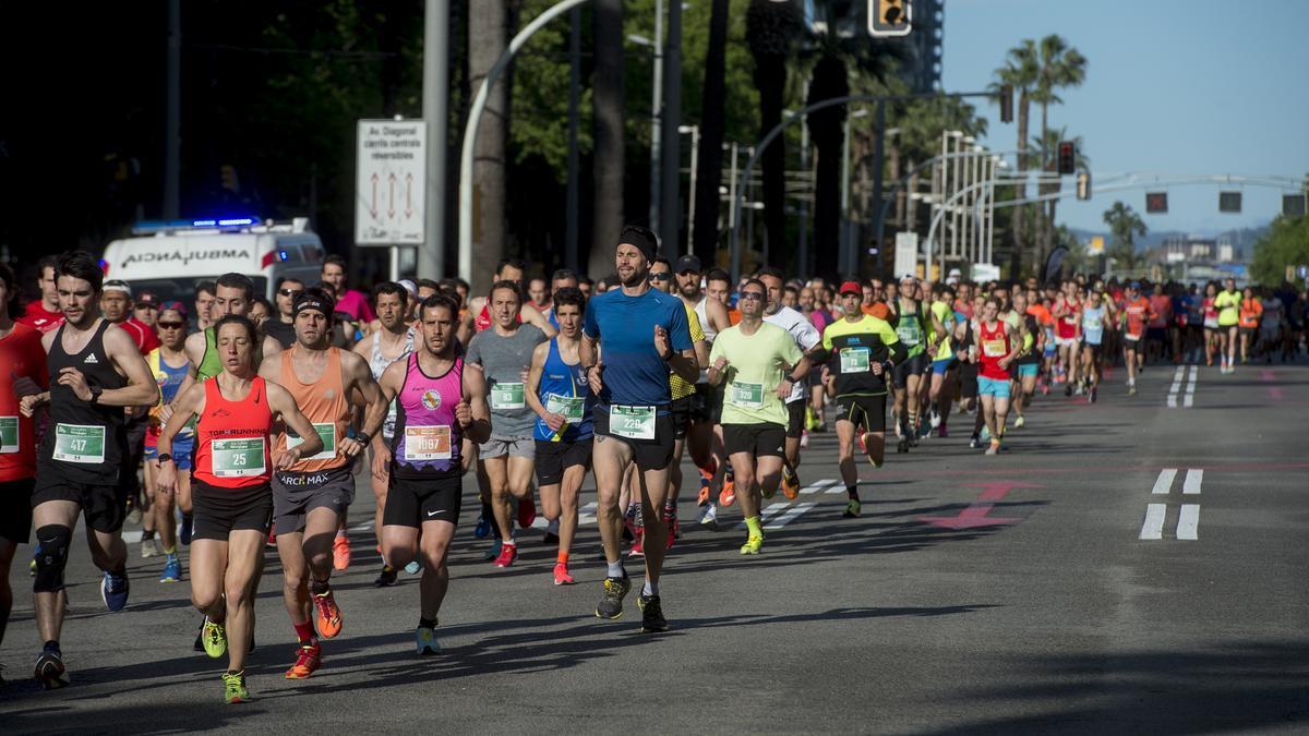 Los corredores por la Diagonal de Barcelona durante la 42 Cursa de El Corte Inglés