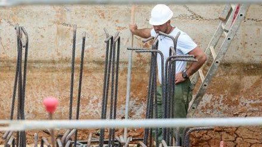 Un trabajador en las obras del emisario de Talamanca.