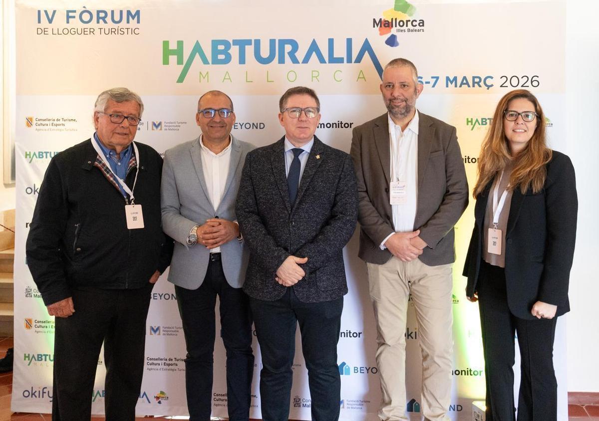 Der neue Tourismusdezernent Guillem Ginard (Mitte) mit Vertretern der Ferienvermietungslobby.