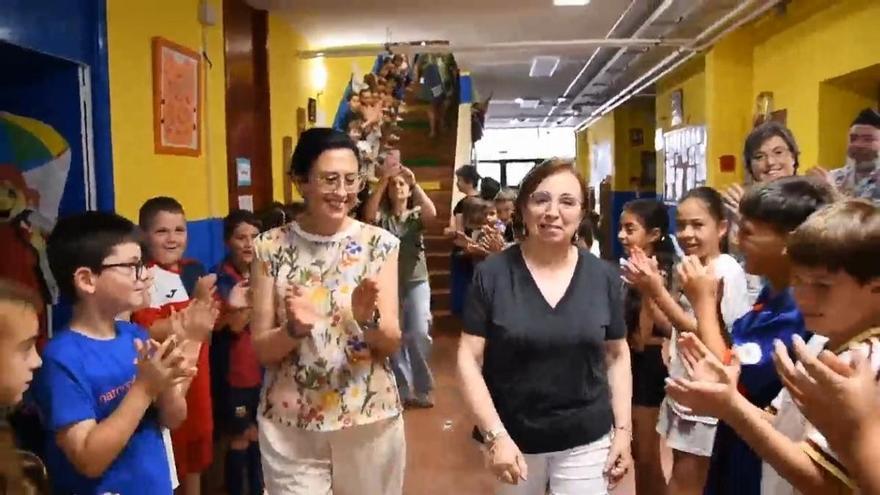 Ovación a la profesora de matemáticas Carmen Varela, que se jubila en el Virgen del Fresno de Grado