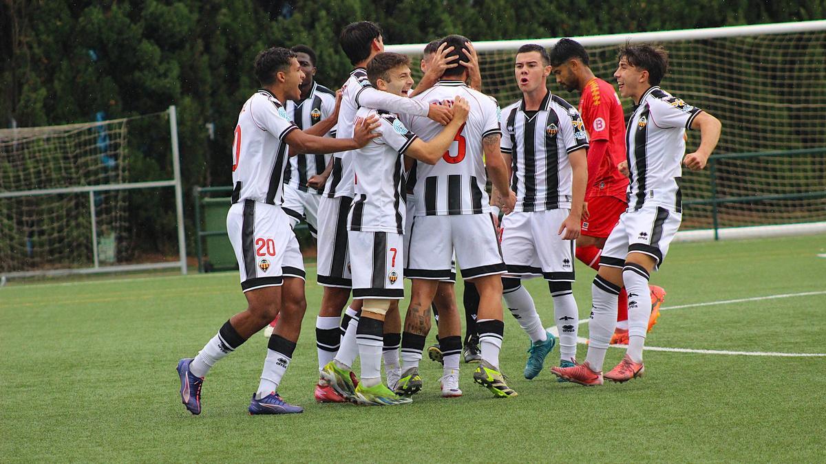 Los jugadores del filial del Castellón celebran un gol en Gaetà Huguet, donde no han perdido todavía.