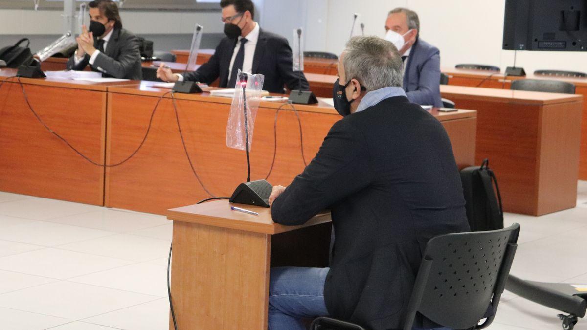 El popular cirujano maxilofacial de Castellón Luis Senís se enfrenta a un nuevo juicio