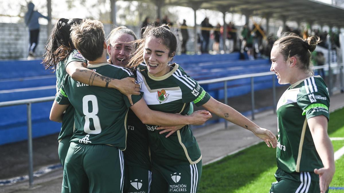 Celebración de un gol del Cacereño Femenino.