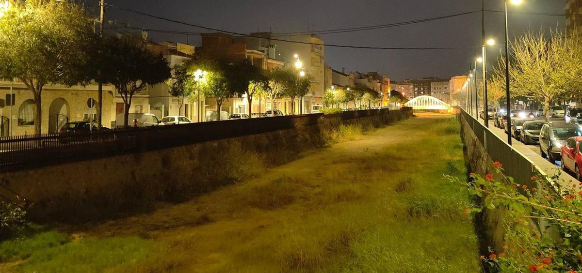 El barranco, a su paso por el casco urbano de Beniopa, con el puente colgante al fondo. | JOSEP LLUÍS RUFAT