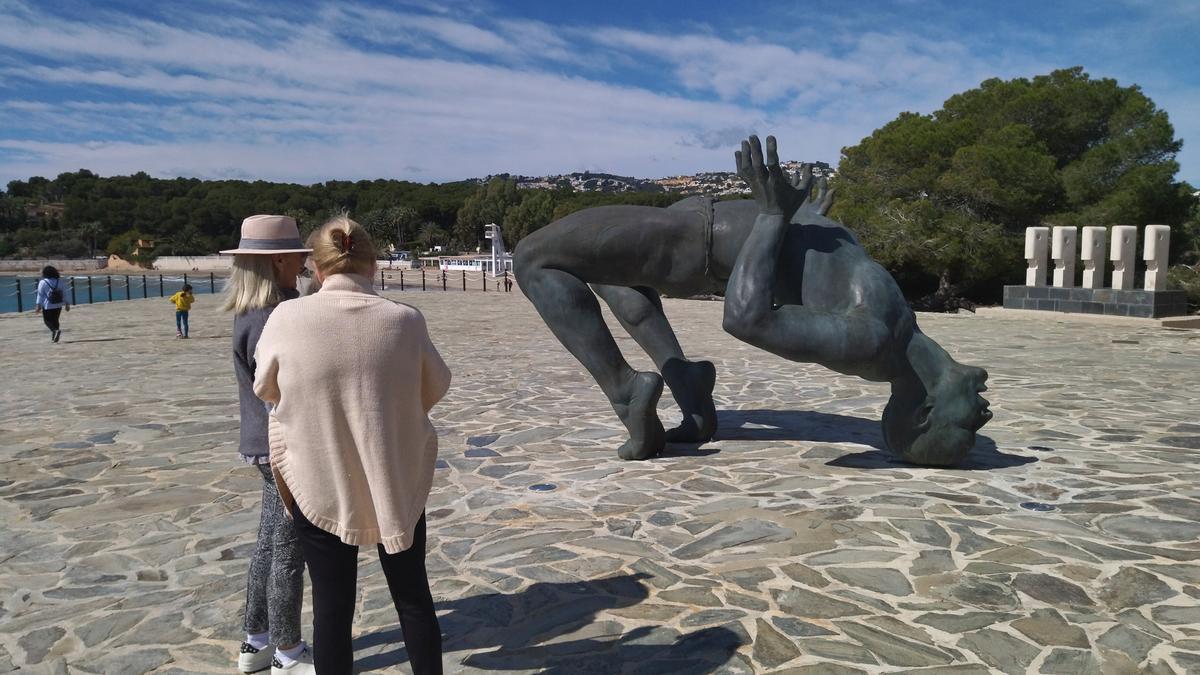 Numerosos curiosos han tomado fotografías de la colosal escultura