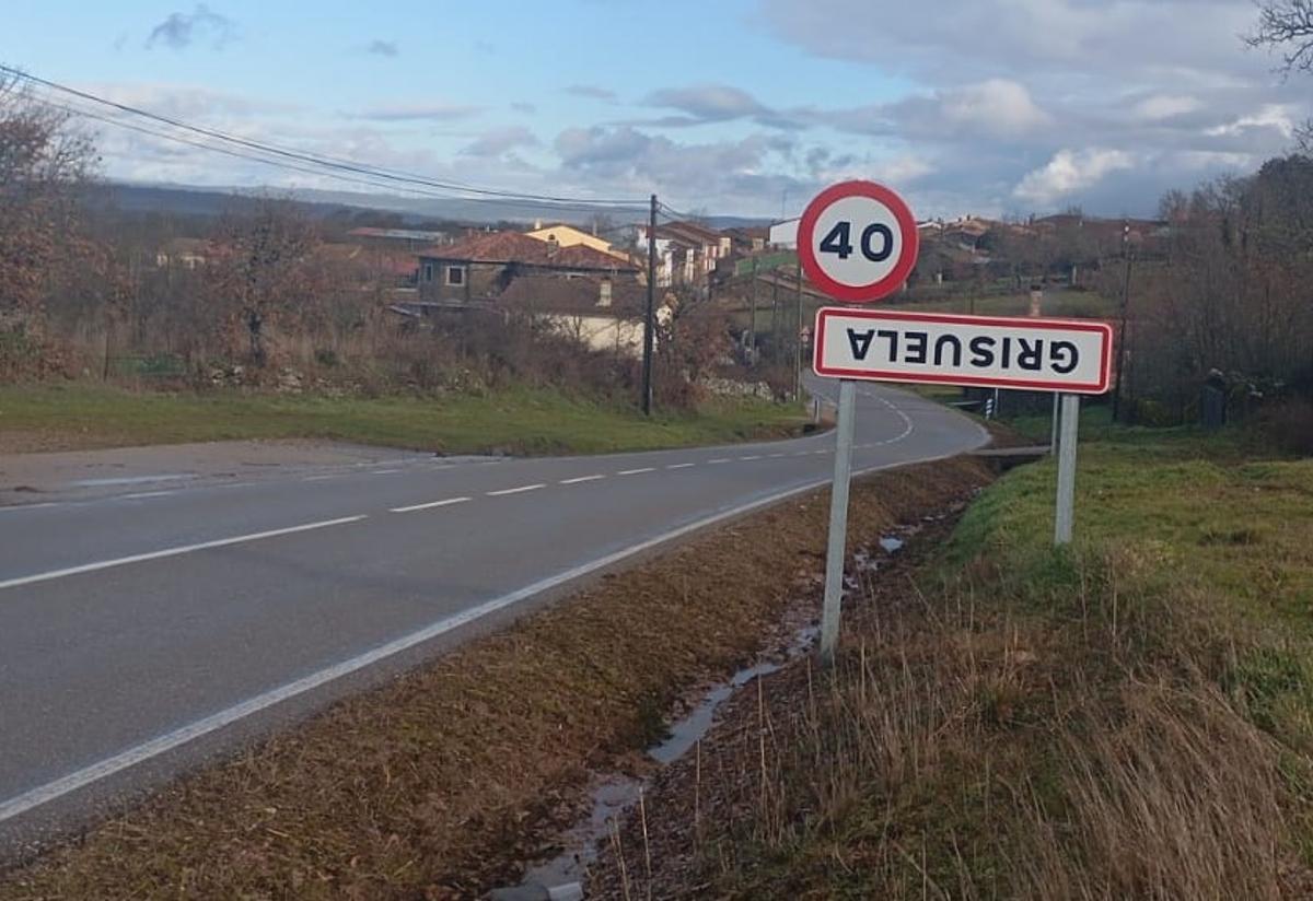 Los pueblos de Zamora, del revés: la protesta de los agricultores que pone "patas arriba" los letreros Los pueblos de Zamora, del revés: la protesta de los agricultores que pone "patas arriba" los letreros