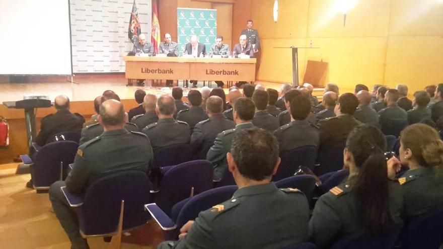 Mandos y agentes de la Guardia Civil de Asturias, ayer, en la clausura de las jornadas.