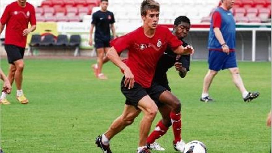 Pere Pons controla una pilota en un partidet d&#039;entrenament contra el filial a Montilivi.