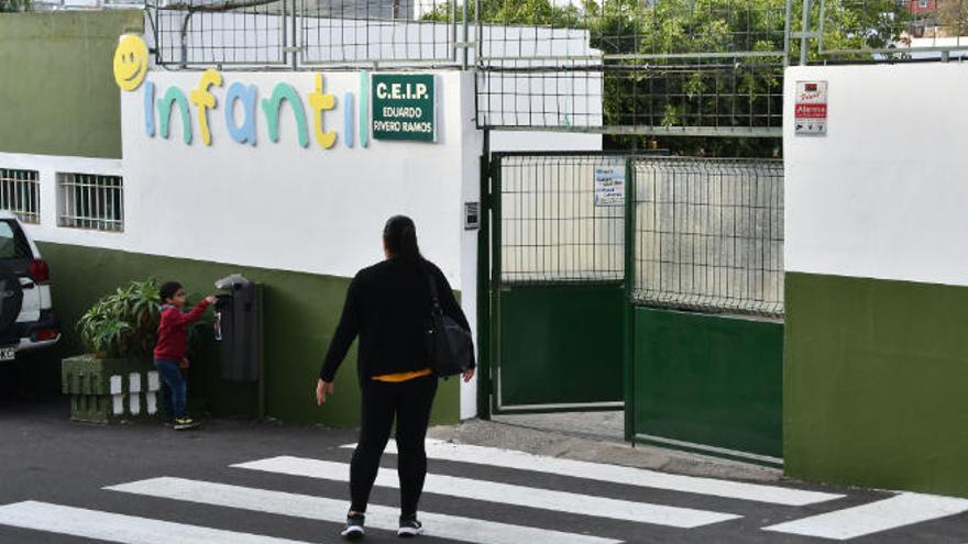 Una madre y su hijo, en la puerta del edificio afectado