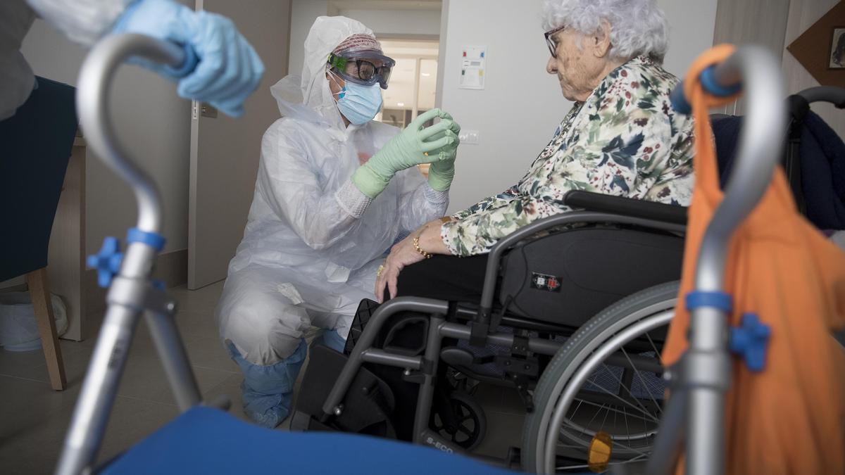 El Prat 20/04/2020 Coronavirus Covid 19 en Barcelona Personal sanitario del Institut Català de Salut ICS realiza visitas de atención primaria y tests PCR para detectar presencia de Covid-19 en personas mayores ingresadas en la residencia geriátrica Residencia Eixample de El Prat Todas las personas que aparecen en las imágenes dan su consentimiento para ser fotografiadas En la foto Sebastiana Hidalgo Foto Ferran Nadeu