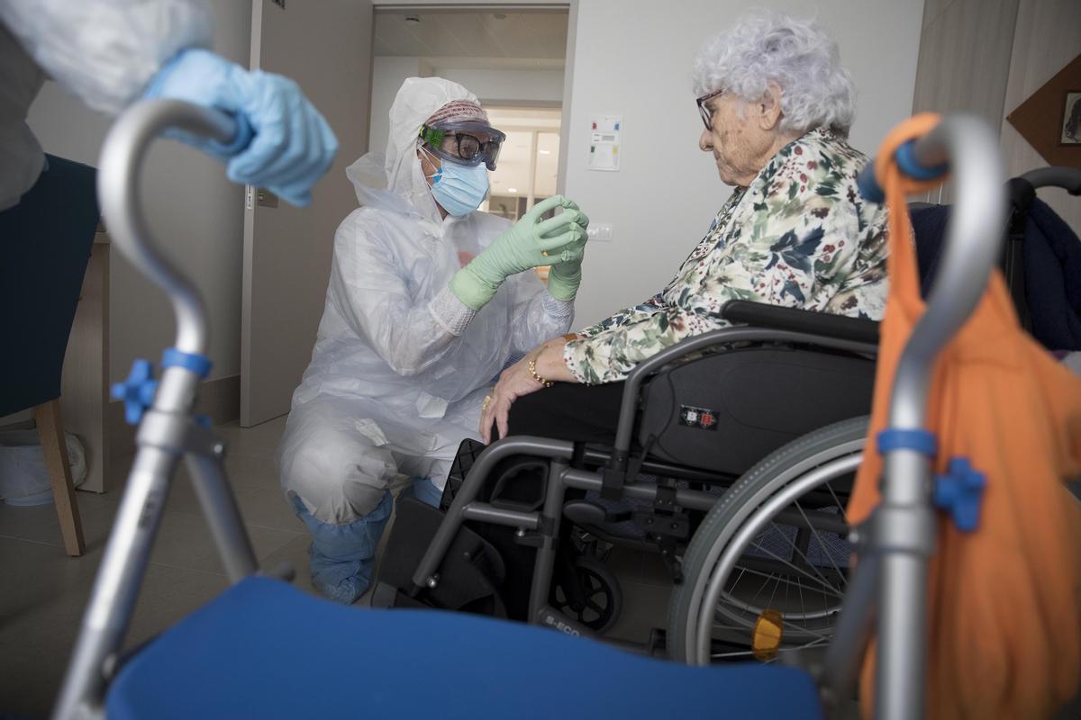 Sanitarias de primaria visitan la residencia Eixample de El Prat el 20 de abril de 2020, en pleno confinamiento.