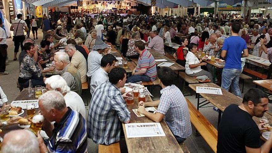 Así era la carpa que albergaba la Oktoberfest cuando se celebraba en Calp.