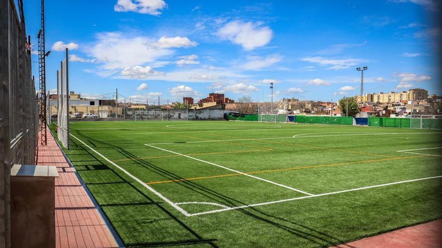 Los vecinos piden que se complete la obra del campo de fútbol del Cerro