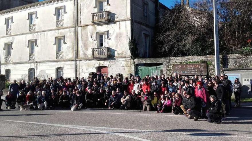 Un grupo de peregrinos del camino portugúes de la costa, en A Guarda. // FdV