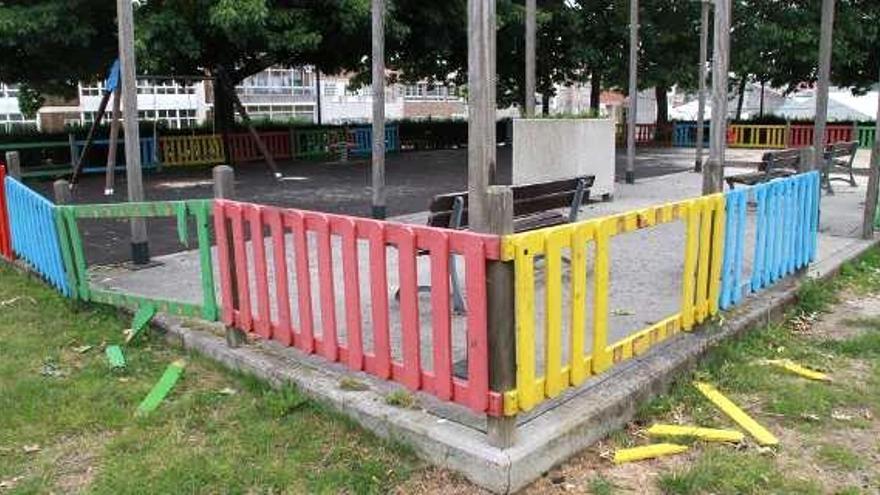 Destrozos en el parque infantil.