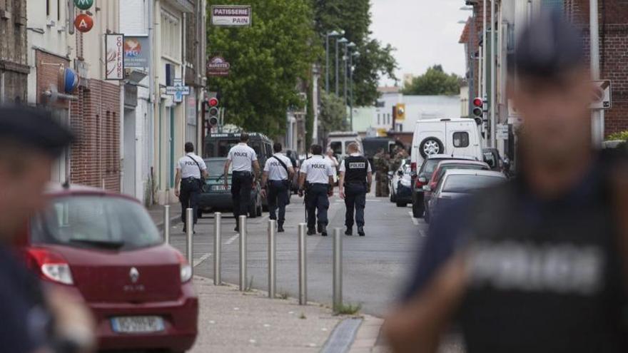 Agents de la policia, aquest dimarts vora el lloc dels fets.