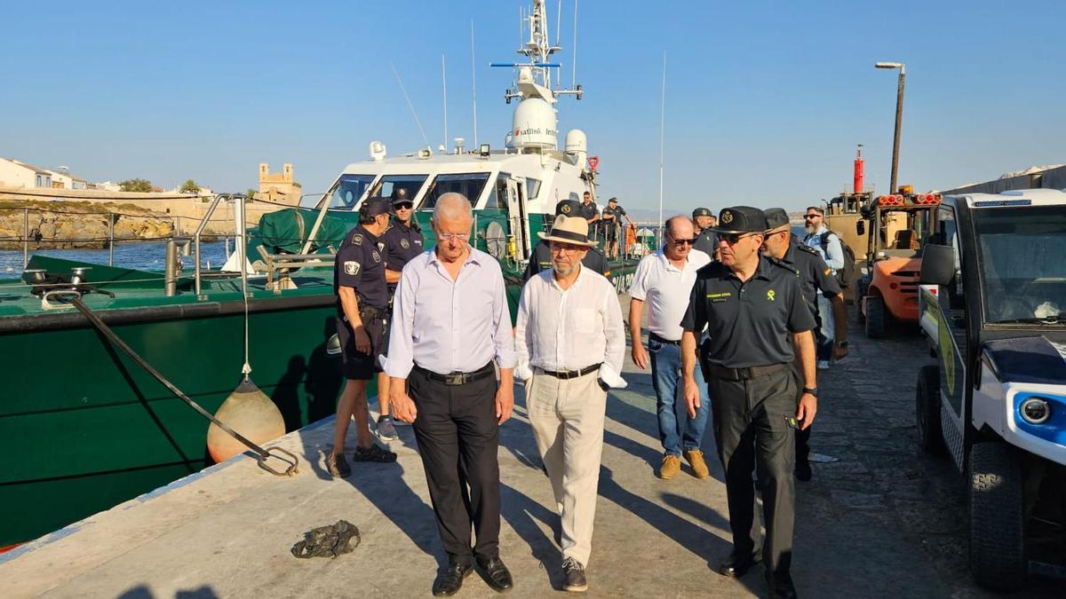 La Guardia Civil refuerza la seguridad en Tabarca para combatir las infracciones de motos náuticas y los fondeos ilegales