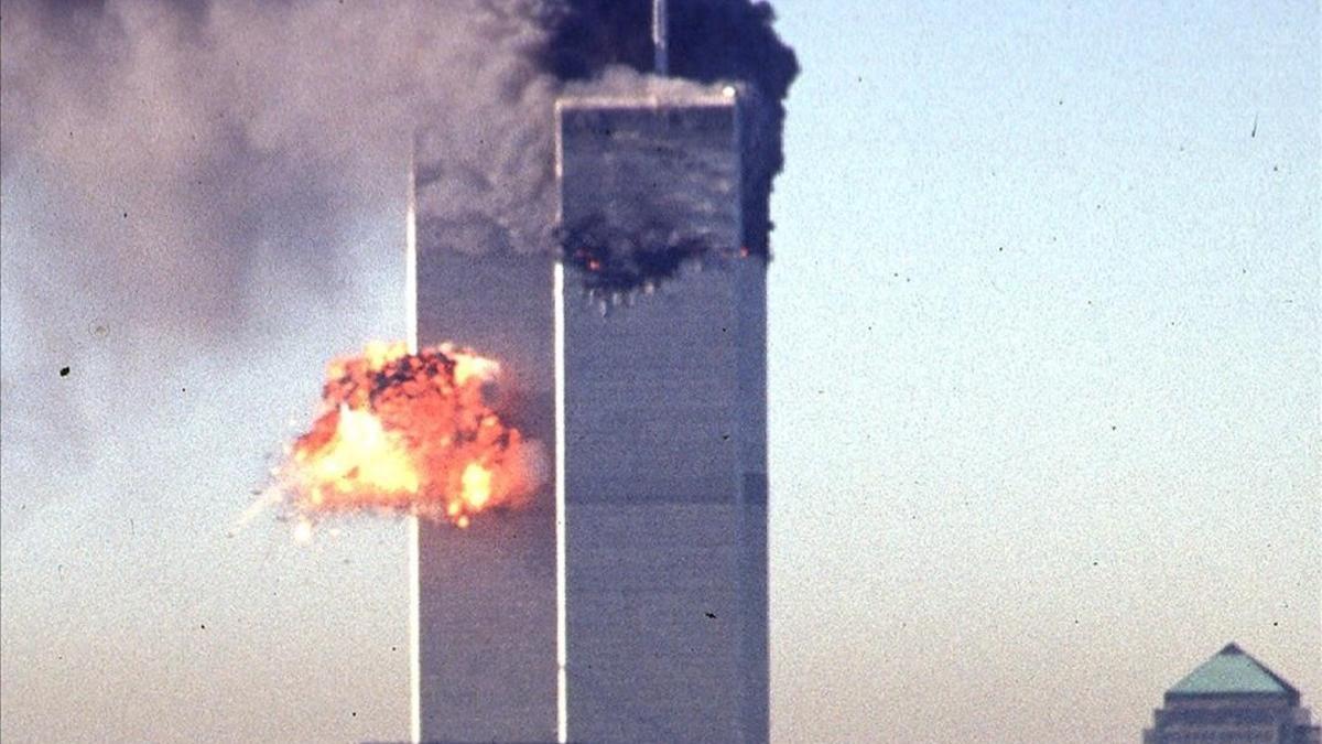 Un avión de pasajeros hace impacto en una de las torres del World Trade Center.