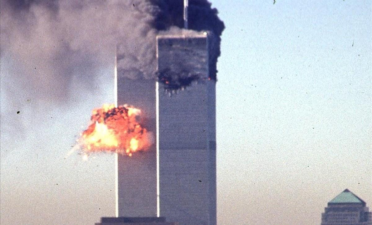 Un avió de passatgers impacta en una de les torres del World Trade Center.