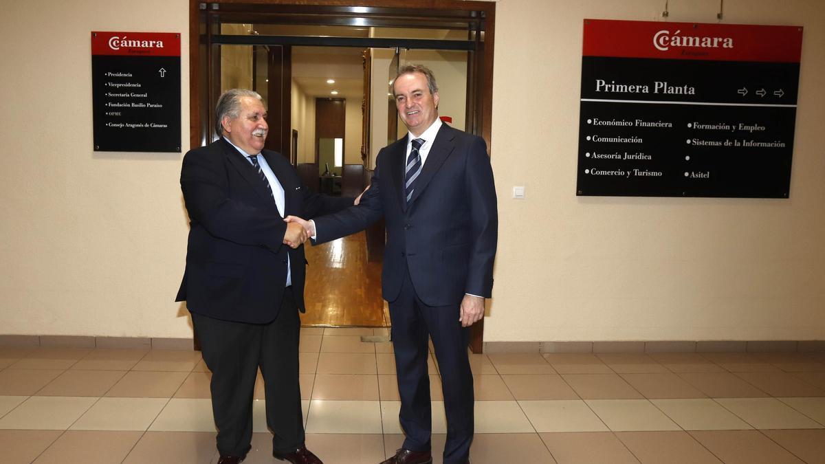 Manuel Teruel y Jorge Villarroya se dan la mano durante el traspaso de poderes de la Cámara de Zaragoza, en 2022-.